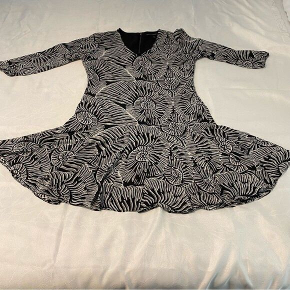 WHBM White Black Fossil Floral Print Midi V Neck AS SEEN ON TV!   SZ 4 - Picture 3 of 11